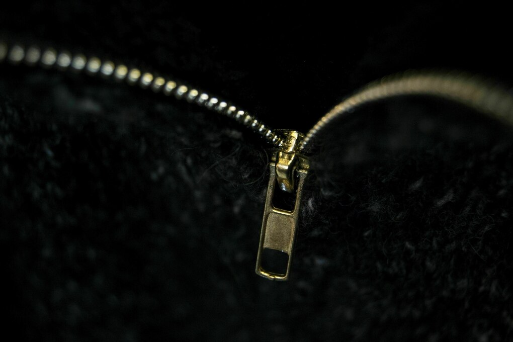 Nahaufnahme eines Reissverschlusses an einem schwarzen Kleidungsstück
