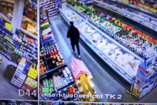 Bild einer Überwachungskamera, die einen Supermarkt im Visier hat