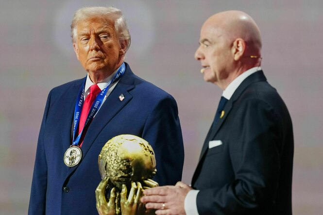 Trump mit einer Medaille um den Hals und Infantino, zwischen ihnen steht die Friedenspreistrophäe