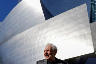 Frank Gehry (ab den Schultern aufwärts) vor der Walt Disney Concert Hall, einem seiner ikonischen Bauten