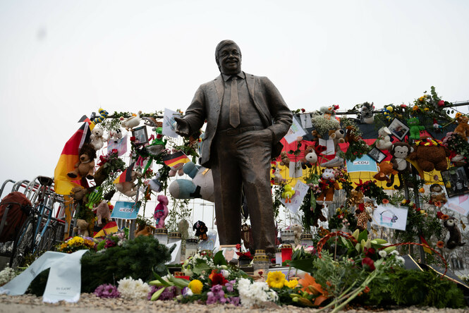 Aktivisten des Zentrums für politische Schönheit haben eine lebensgroße Statue des ermordeten CDU-Politikers Walter Lübcke vor die CDU-Parteizentrale gestellt.