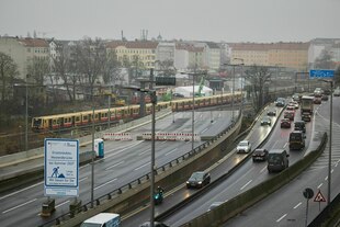 Blick auf eine Baustelle auf einer Autobahnblücke in Berlin