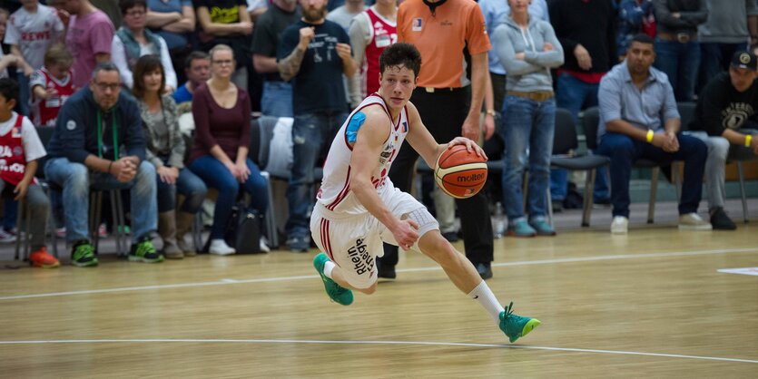 Der Basketballer Leon Baeck beim Dribbling