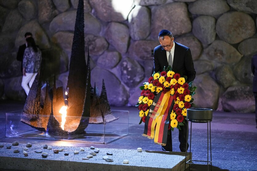 Merz in Yad Vashem, mit Kippa und Kranz