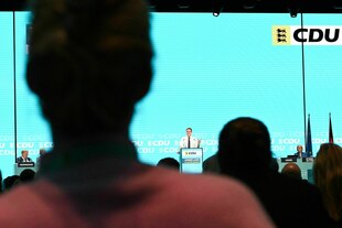 Manuel Hagel am Redepult des CDU-Landesparteitags