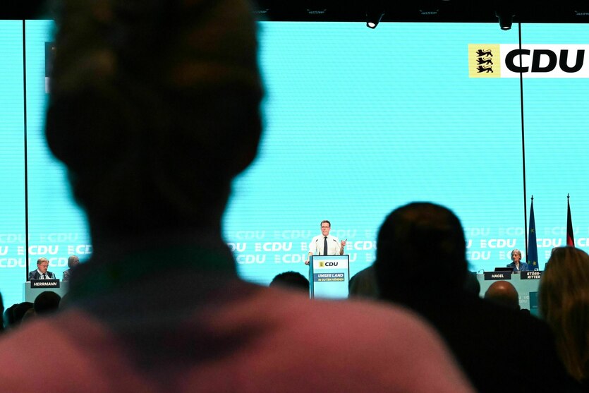 Manuel Hagel am Redepult des CDU-Landesparteitags