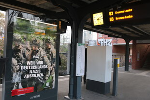Ein verändertes Bundeswehrplakat auf einem Bahnhof der U3 in Berlin-Dahlem: Im Slogan "Weil wir Deutschlands Stärke ausbilden" ist das Wort Stärke durch Nazis ersetzt worden