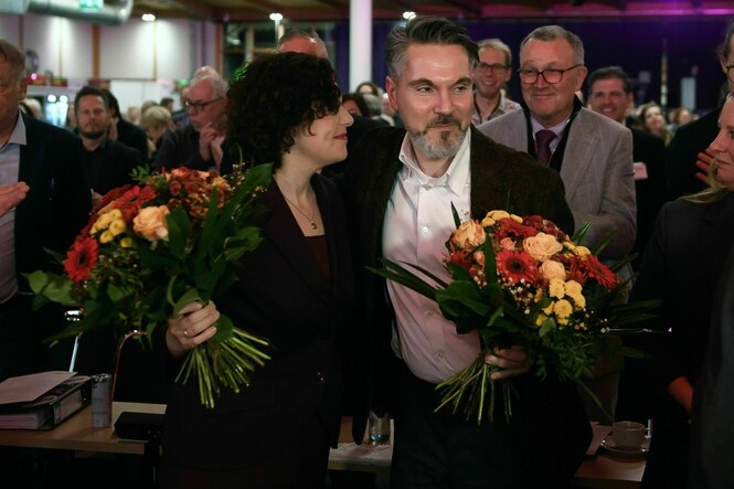 Amira Mohamed Ali (l) und Fabio de Masi (r) freuen sich über ihr Wahlergebnis auf dem 3. Bundesparteitag vom Bündnis Sahra Wagenknecht (BSW).
