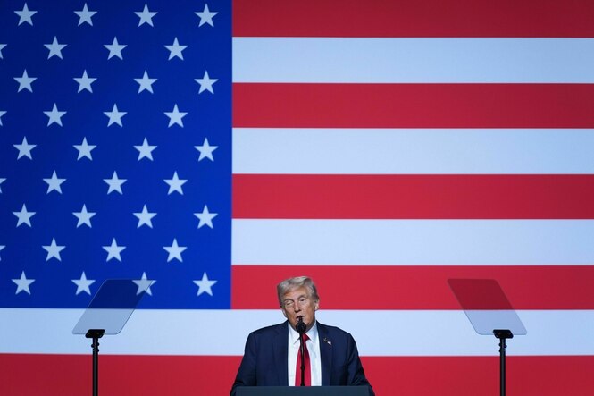 Donald Trump steht vor einer gigantischen US-Flagge