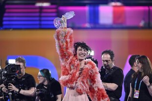 Eine Person streckt einen Pokal in die Höhe