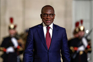 Patrice Talon lächelt, er trägt die Haare kurz, eine Brille, Anzug und Krawatte