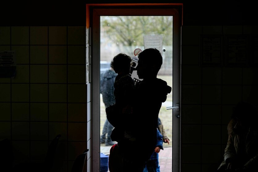 Frau mit Kind auf dem Arm