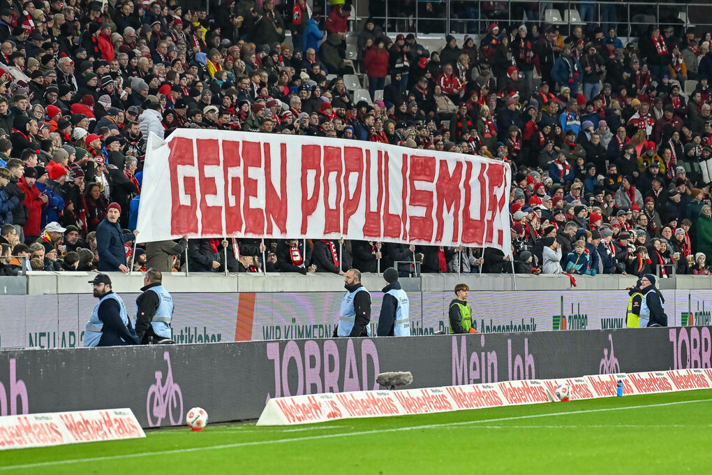 Ein Transparent mit der Aufschrift "Gegen Populismus" in einer Fankurve