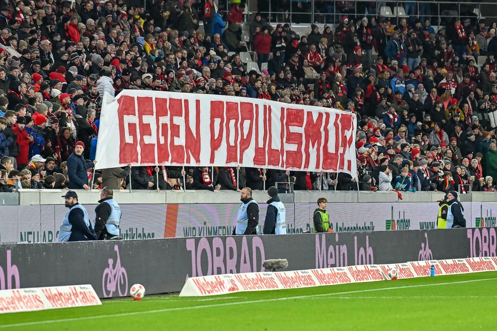 Ein Transparent mit der Aufschrift "Gegen Populismus" in einer Fankurve