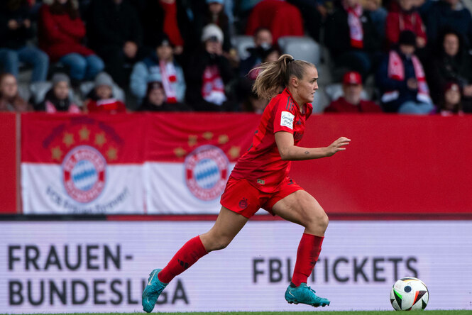 Stanway führt den Ball im Stadion, im Hintergrund eine Bande mit der Aufschrift "Frauen-Bundesliga"