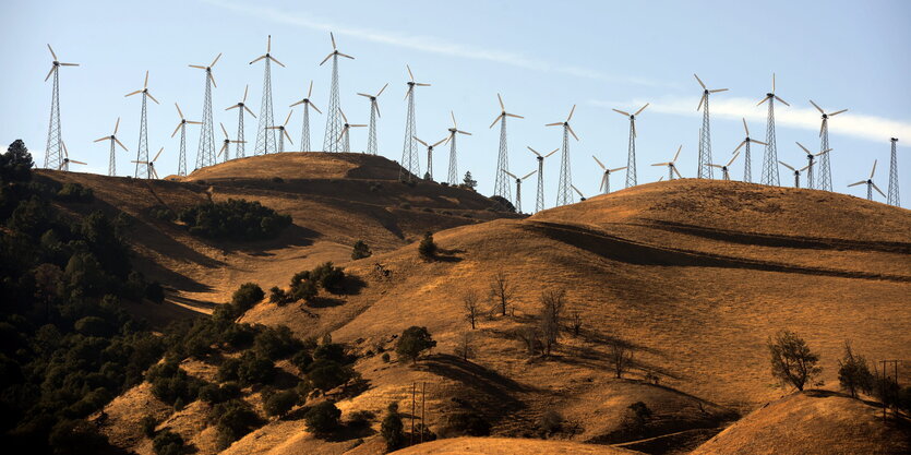 Viele Windräder auf Hügeln