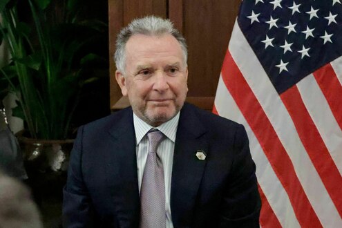 Steve Witkoff, unrasiert, vor US-Flagge