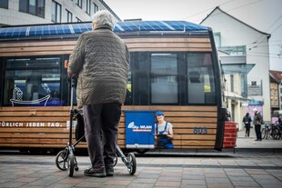 Eine ältere Person mit Rollator steht an einer Straßenbahnhaltestelle und wartet auf die Straßenbahn. Die Spitzen von Union und SPD wollen heute Abend im Koalitionsausschuss unter anderem nach einer Lösung im Streit über das Rentenpaket suchen.