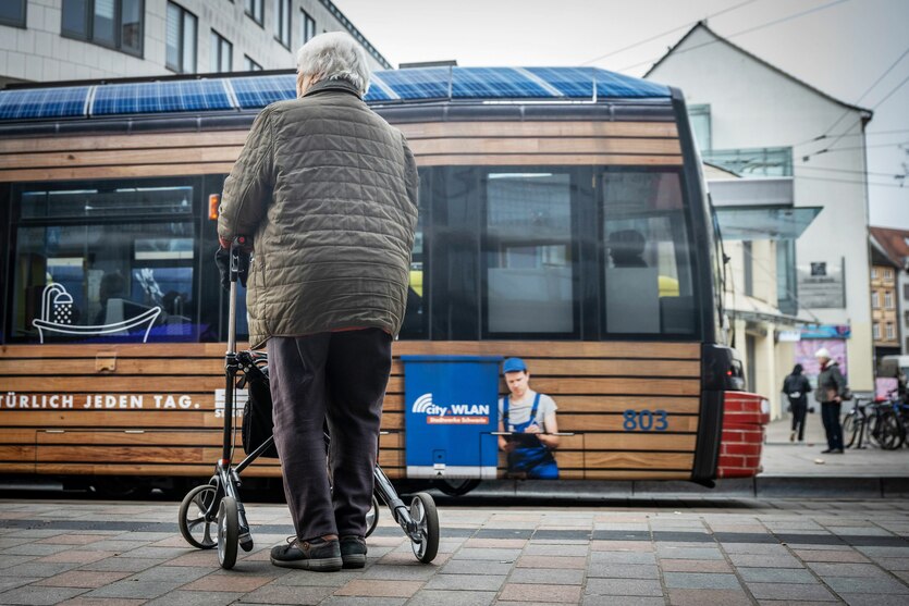 Eine ältere Person mit Rollator steht an einer Straßenbahnhaltestelle und wartet auf die Straßenbahn. Die Spitzen von Union und SPD wollen heute Abend im Koalitionsausschuss unter anderem nach einer Lösung im Streit über das Rentenpaket suchen.