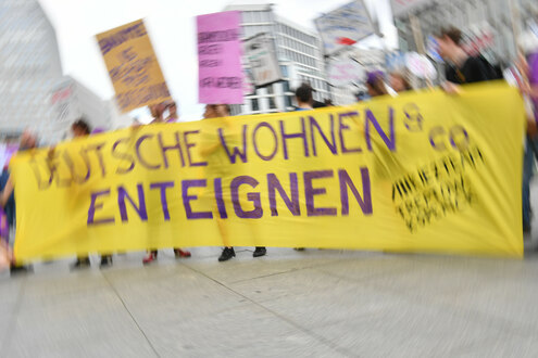 Transparent von "Deutsche Wohnen Enteignen" auf einer Demo