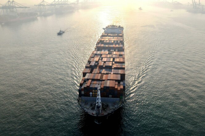 Pickepackevolles Containerschiff