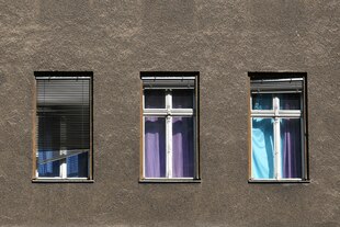 Drei Fenster in einer alten Hausfassade