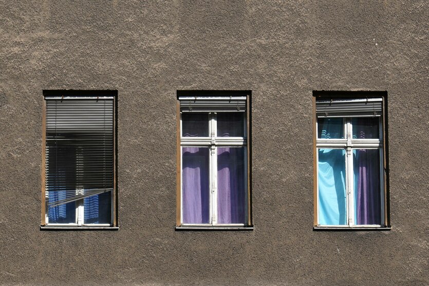 Drei Fenster in einer alten Hausfassade
