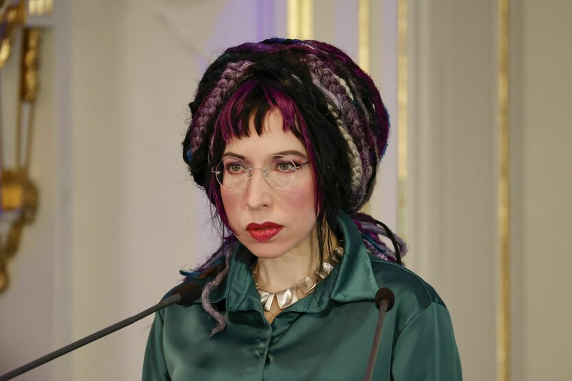 Eine Frau, die in ein Mikrofon spricht