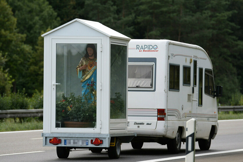 Wohnmobil mit mobilem Altar im Anhänger