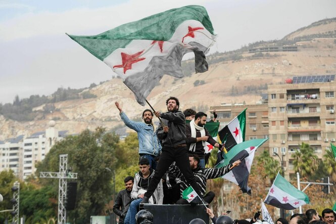 Jubelnde Menschen schwenken Flaggen