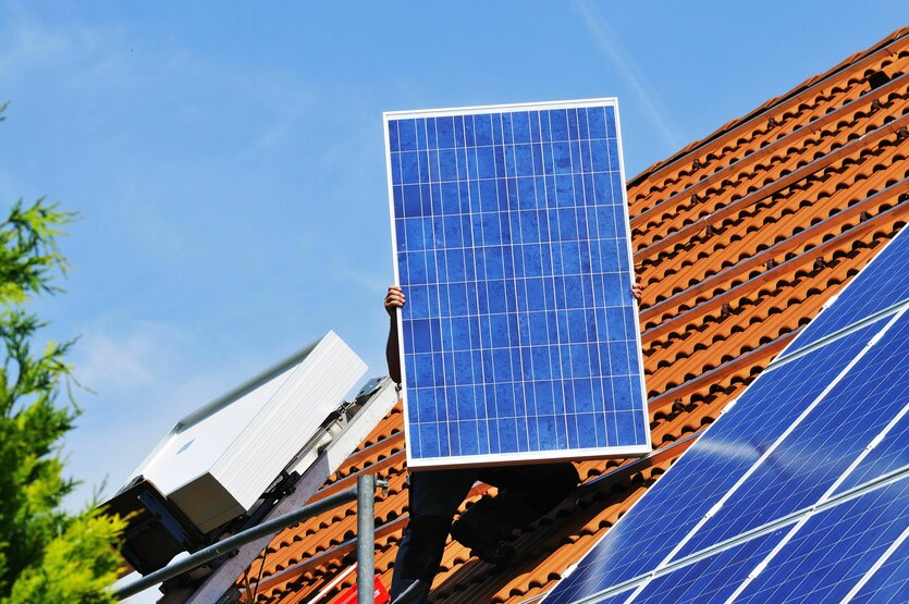 Montage einer Photovoltaik-Anlage.