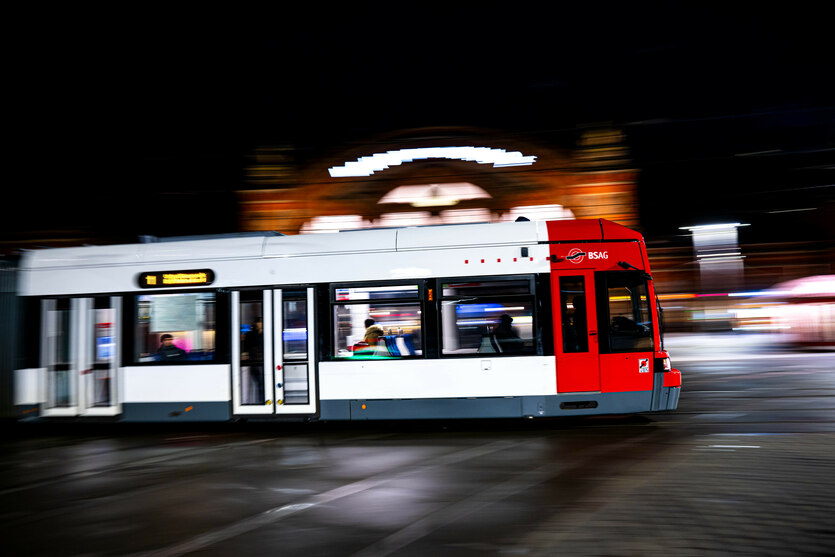 Eine Straßenbahn am Hauptbahnhof in Bremen bei Dunkelheit