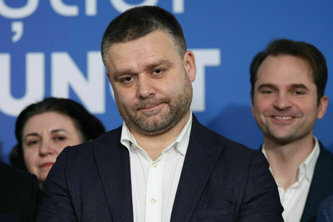 Ciprian Ciucu im Vordergrund schaut verlegen