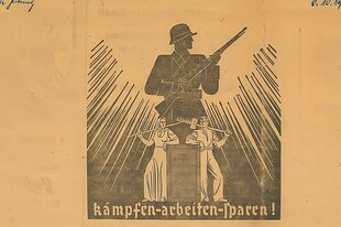 Ein Fluglatt mit dem Slogan „Kämpfen - Arbeiten - Sparen“ zeigt, wie fleißige Arbeiter*innen – ein Mann mit Vorschlaghammer, eine Frau mit Rechen – einen sie deutlich überragenden, mit Stahlhelm und Sturmgewehr ausgerüsteten Soldaten stützen Ein Fluglatt mit dem Slogan „Kämpfen - Arbeiten - Sparen“ zeigt, wie fleißige Arbeiter*innen – ein Mann mit Vorschlaghammer, eine Frau mit Rechen – einen sie deutlich überragenden, mit Stahlhelm und Sturmgewehr ausgerüsteten Soldaten stützen