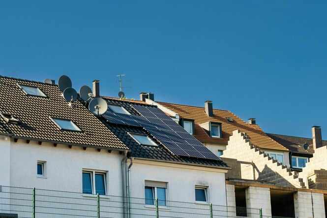 Solarpanele auf dem Dach eines Einfamilienhauses