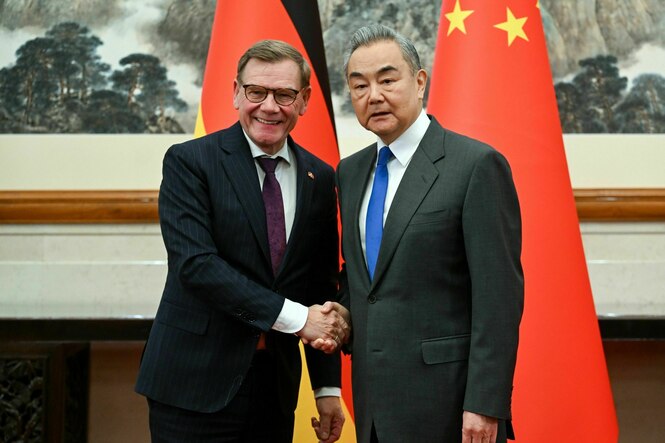 Zwei Männer geben sich die Hand