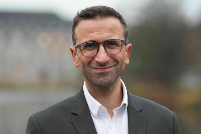 Porträt von Samet Yilmaz - er lächelt und trägt eine Brille