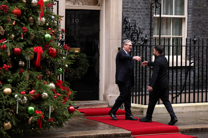 Keir Stramer geht mit offenen Armen auf Wolodomir Selenskji zu, der sich dem Gebäude von Downing Street 10 nähert