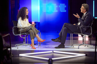 Eine Frau und ein Mann sitzen sich gegenüber und diskutieren