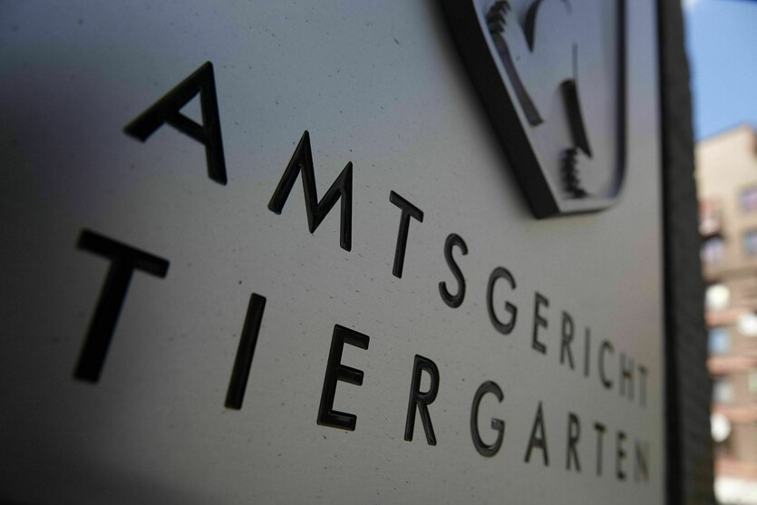 Der Eingang vom Amtsgericht Tiergarten mit Schriftzug des Gerichts