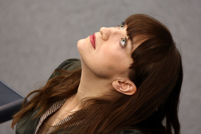 Heidi Reichinnek schaut mit zurückgelegtem Kopf nach oben