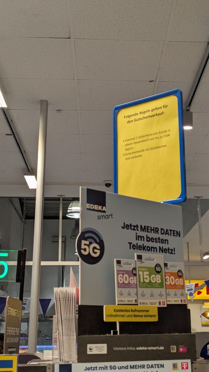 Das Schild im Edeka. „Folgende Regeln gelten für den Gutscheinverkauf“ steht darauf, „maximal 2 Gutscheine pro Kunde in einem Gesamtwert von bis zu 200 € täglich“ und: „Gutscheinkäufe mit Sozialkarten sind verboten“.