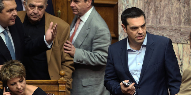 Alexis Tsipras neben anderen griechischen Politikern