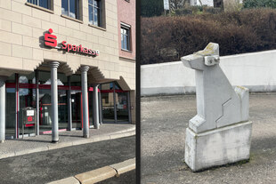 Foto vom Eingang einer Sparkasse mit kaskadenartigen Arkaden und Säulchen und von einem Poller in der Form von eines Hundes