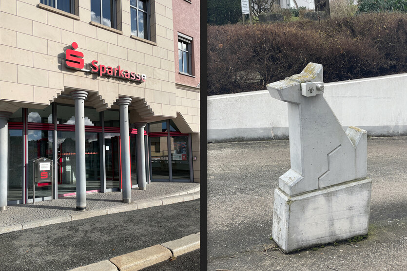 Foto vom Eingang einer Sparkasse mit kaskadenartigen Arkaden und Säulchen und von einem Poller in der Form von eines Hundes