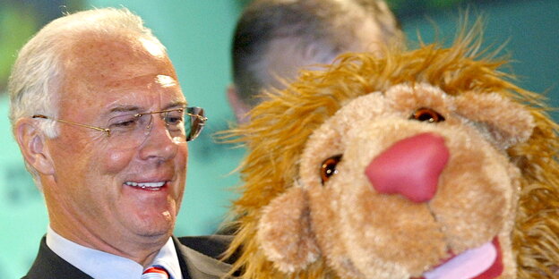 Beckenbauer und WM-Maskottchen Goleo