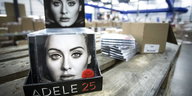 CDs von Adele stehen in einem Aufsteller aus Pappe