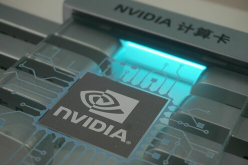 Illustration eines Computerchips mit dem Logo von Nvidia