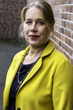 Portrait von Beate Küpper in gelbem Mantel
