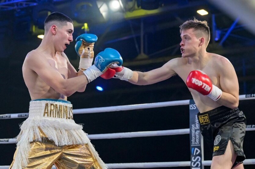 Arminius Rolle wehrt einen Schlag seines Gegners ab